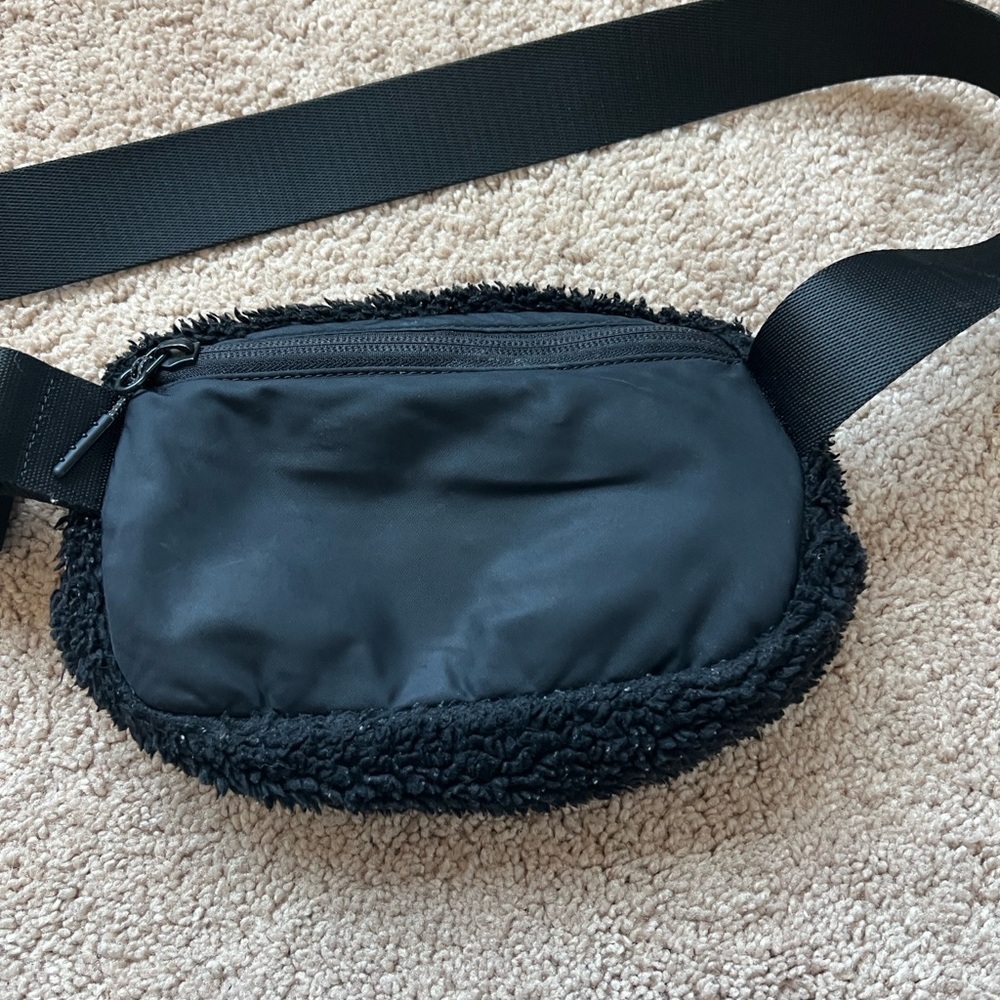 Lululemon Black Fleece Belt Bag with Gold Zipper - Picture 6 of 8